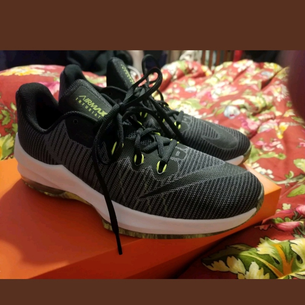 LN Nike Air Max Infuriate 2 6.5Y